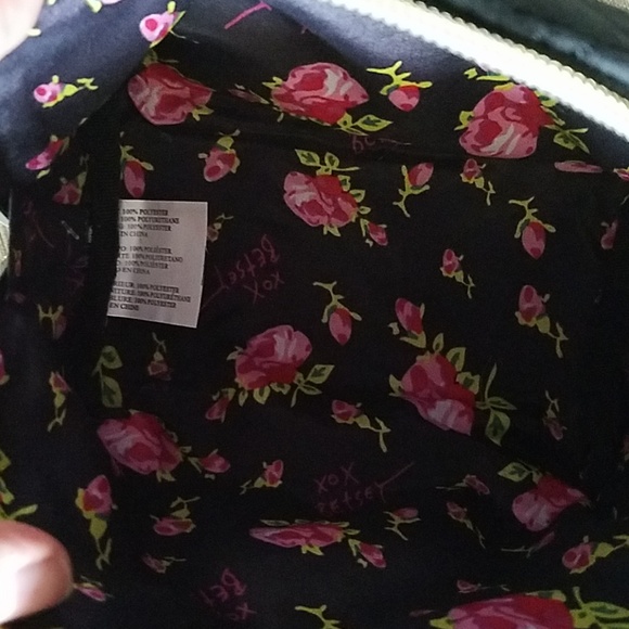 Nwt Betsey Johnson quilted cosmetic bag - Picture 3 of 3